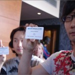 Hideo Kojima et Yoji Shinkawa brandissant leurs cartes de membre !