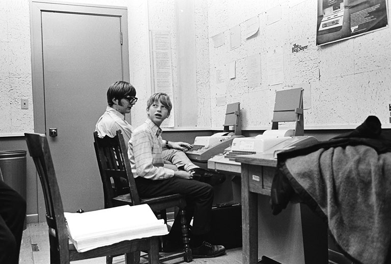 Paul ALLEN et Bill GATES en 1970 assis devant un terminal de Teletype Model 33 ASR à Lakeside School