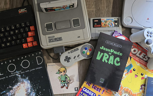 Le livre Jeux vidéo en vrac sur une pile de consoles, jeux et magazines