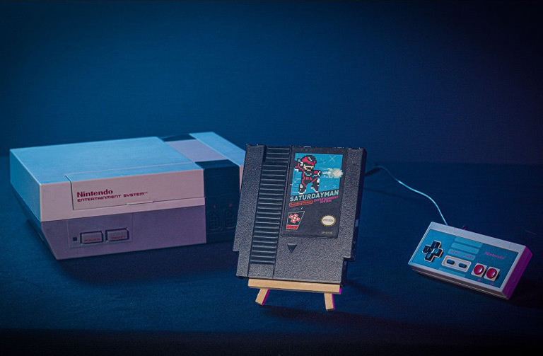 Une NES, sa manette et la cartouche de SaturdayMan