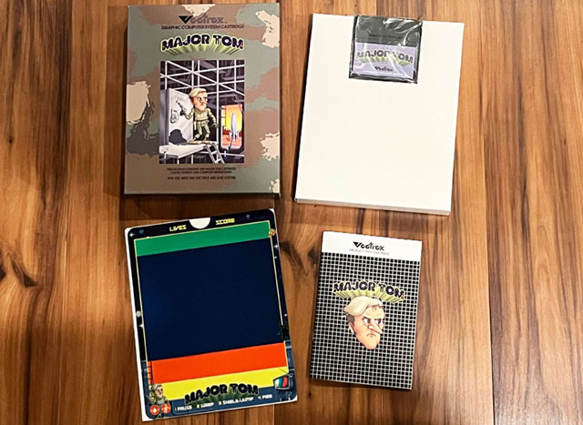 La boîte, la cartouche dans son insert, le calque et le manuel de Major Tom sur Vectrex