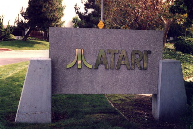 Muret avec le logo et la marque Atari devant les anciens locaux de la société à Sunnyvale en Californie