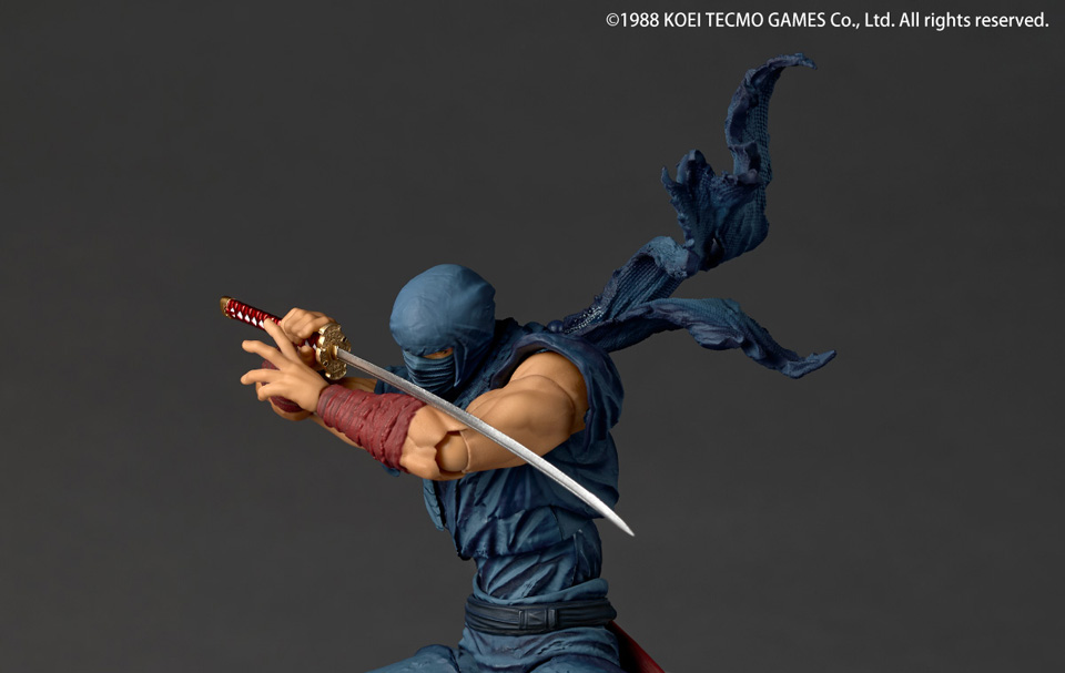 Le haut de la figurine de Ryu Hayabusa se protégeant derrière son katana
