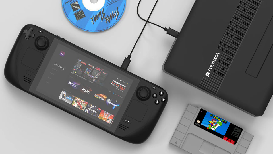 La Polymega Remix connectée à un Steam Deck à côté d'une cartouche de Super Mario World et du CD-ROM de Sewer Shark