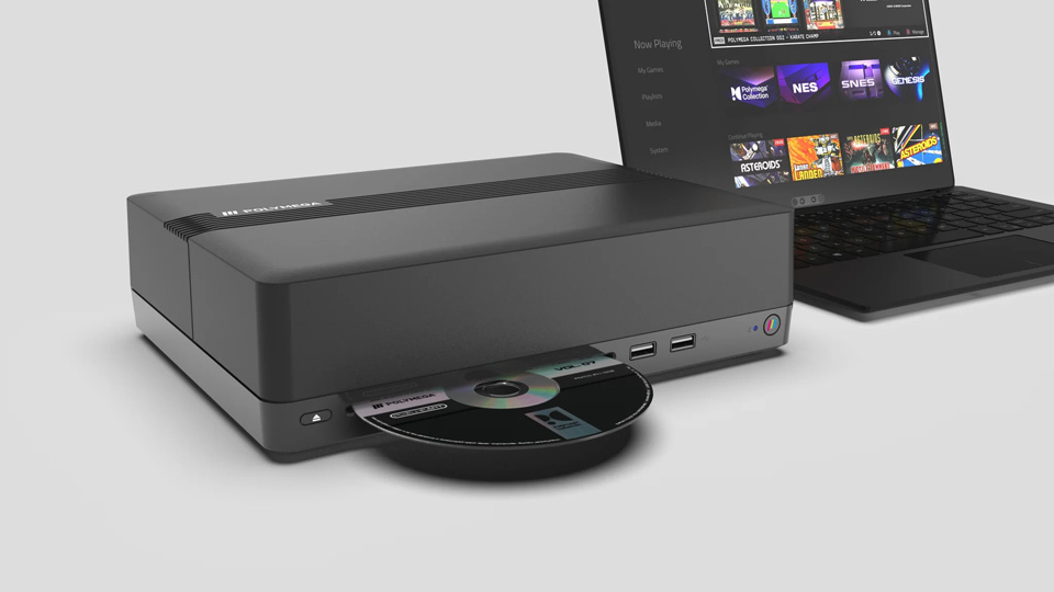 La Polymega Remix connectée à un ordinateur portable et avec un CD de jeu inséré