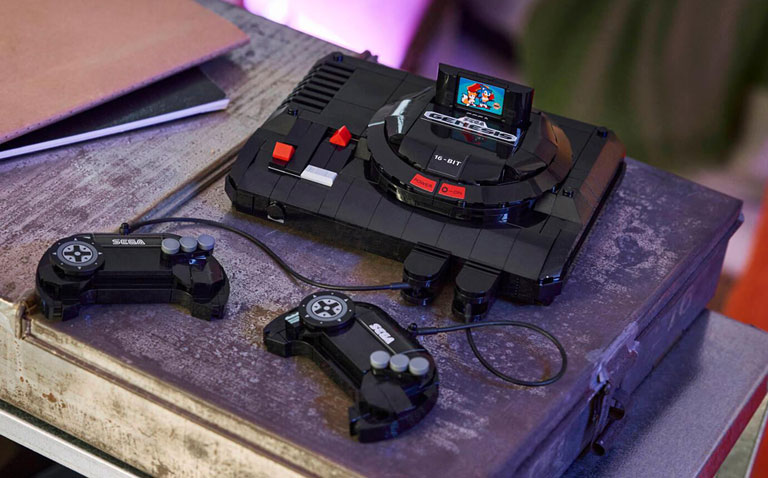 Une Mega Drive en LEGO avec ses deux manettes et une cartouche de Sonic 2 insérée