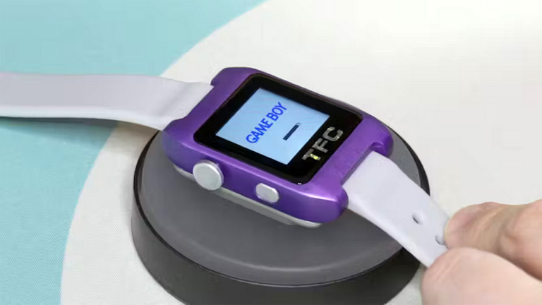 Une montre violette affichant un logo Game Boy