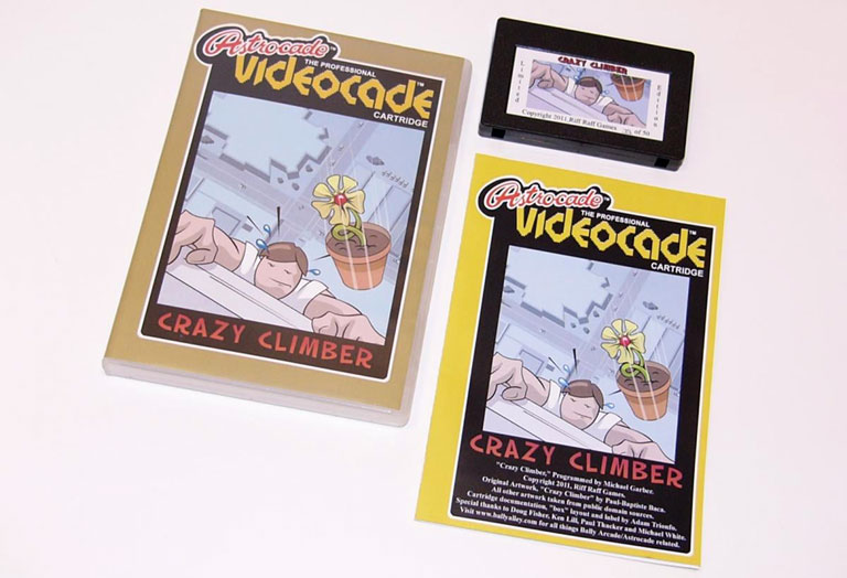Édition physique de 2011 de Crazy Climber sur Astrocade avec son boitier DVD, son manuel et sa cartouche noire