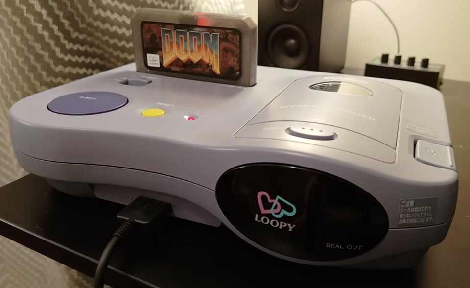 Une Loopy de Casio avec une (fausse) cartouche de DOOM insérée dedans