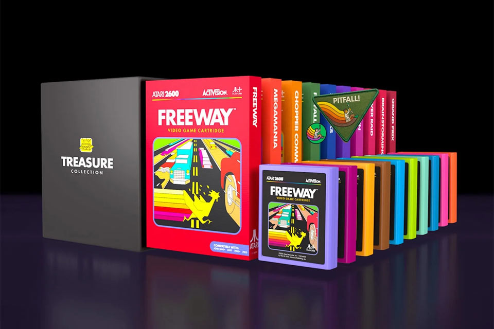 Le coffret Treasure Collction avec les boites et cartouches incluses de toutes les couleurs, et un pins et un patch Pitfall!