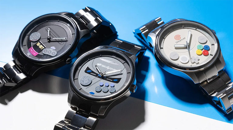 Des montres Mega Drive, Saturn et Dreamcast avec des croix et boutons en léger relief sous les aiguilles