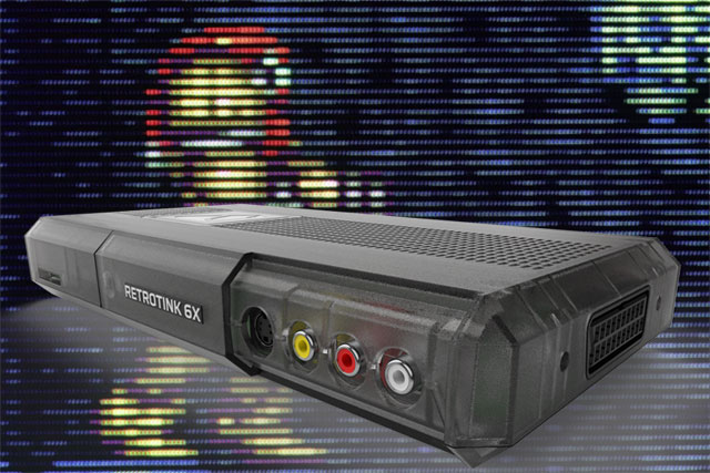 Le RetroTINK-6X CE avec ses ports S-Video et composite en façade, et Péritel sur le côté, devant un gros plan de Super Metroid avec des scanlines simulées