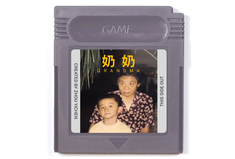 Une cartouche Game Boy de Grandma avec sur l'étiquette la photo d'un enfant à côté de sa grand-mère