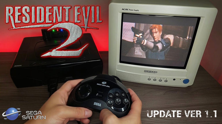 Des mains tiennent une manette Saturn et jouent à Resident Evil 2 sur un petit écran CRT à côté de la console