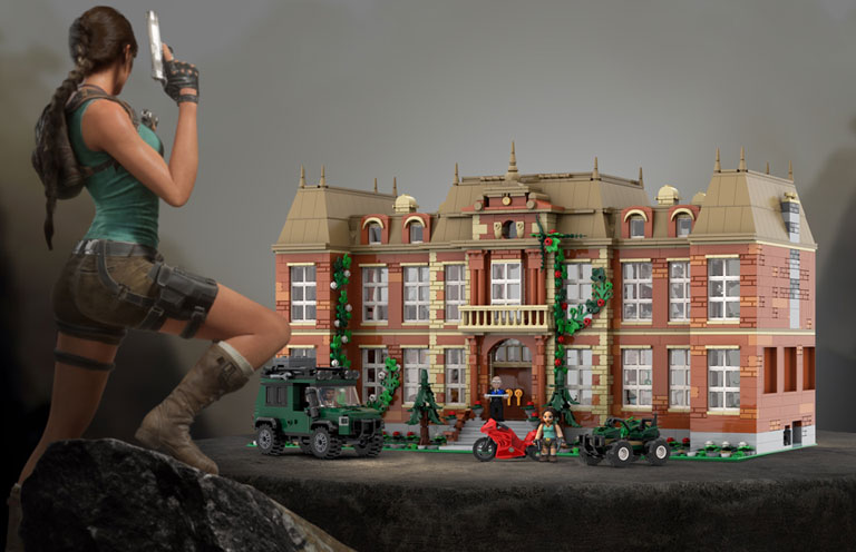 Lara Croft au premier plan tourné vers son manoir en briques avec des véhicules et des figurines
